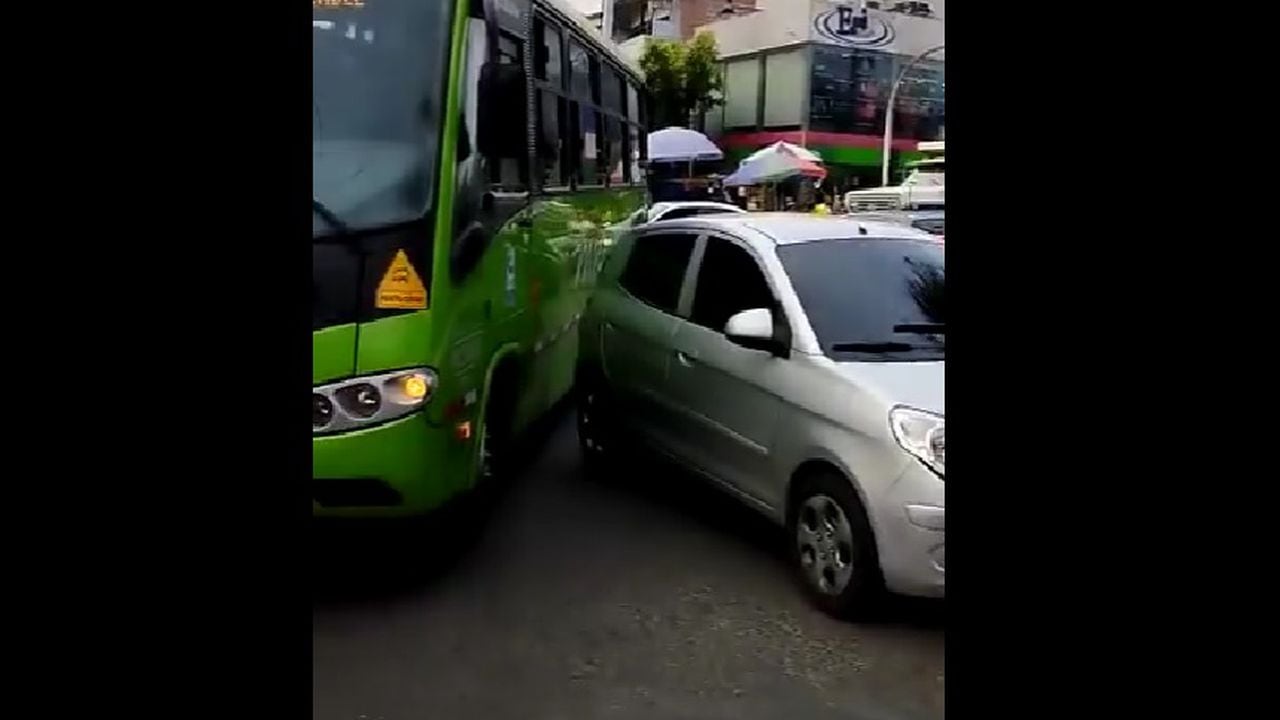 Al estacionar el vehículo en la mitad de la calle, el conductor obstaculizó el paso de buses y camiones.
