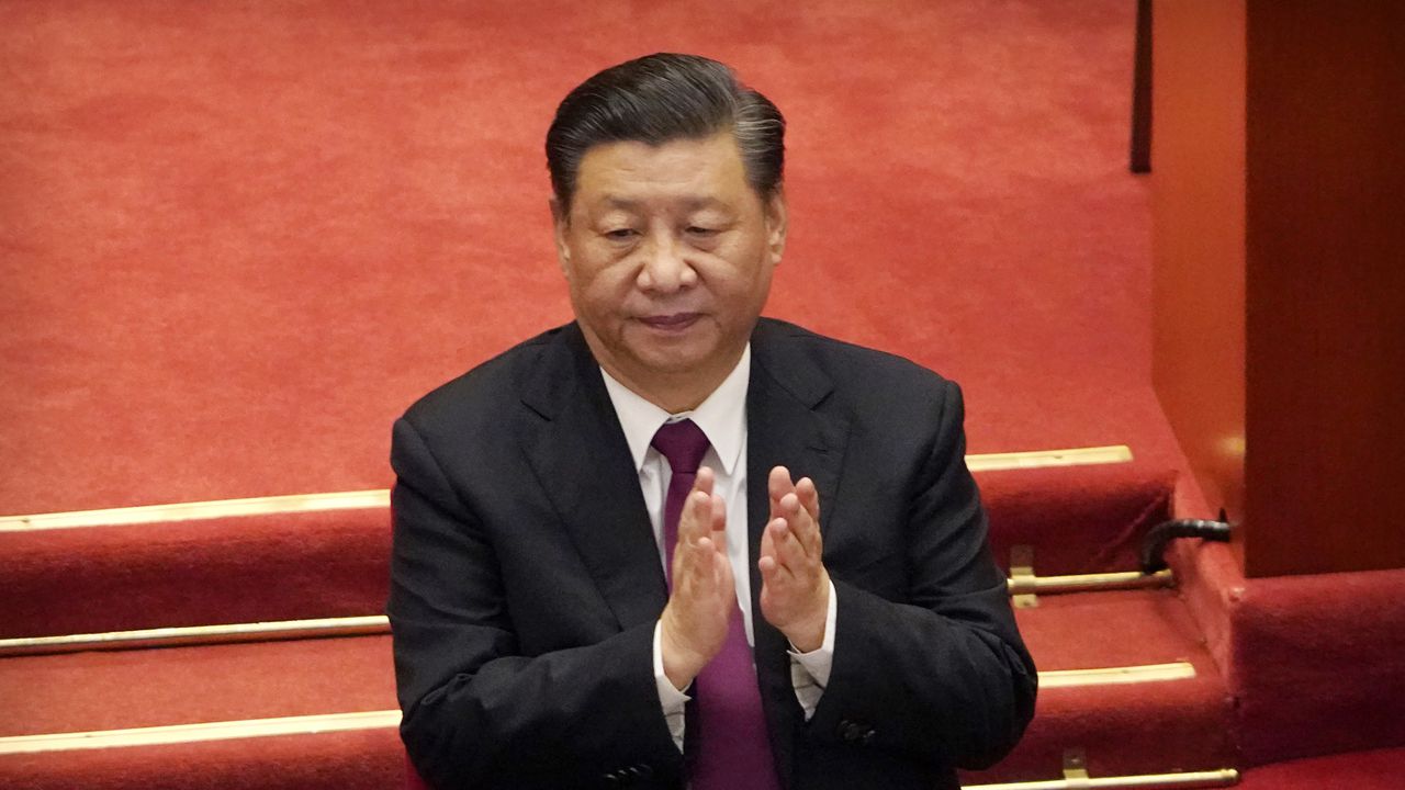 En esta imagen de archivo, el presidente de China, Xi Jinping, aplaude durante la clausura de la Conferencia Política Consultiva del Pueblo Chino, en Beijing, el 10 de marzo de 2021. (AP Foto/Mark Schiefelbein, archivo)