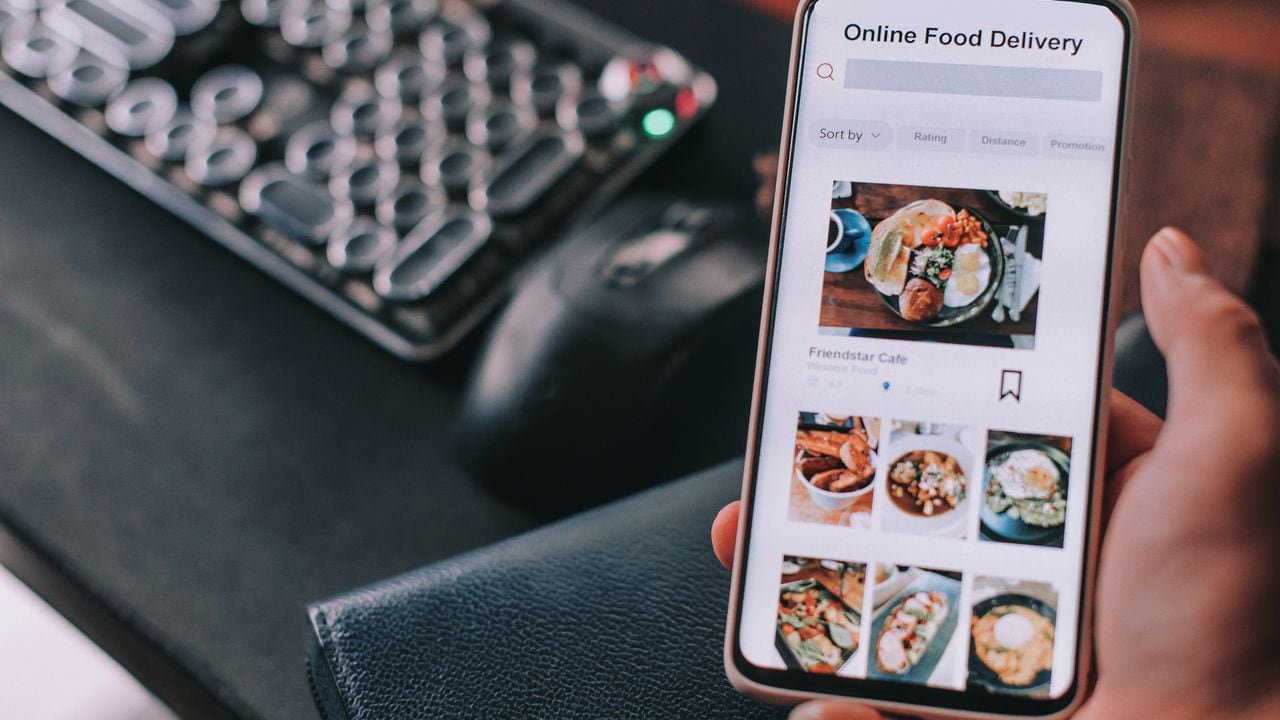 Cientos de usuarios de smartphones suelen pedir comida a través de apps de domicilios.