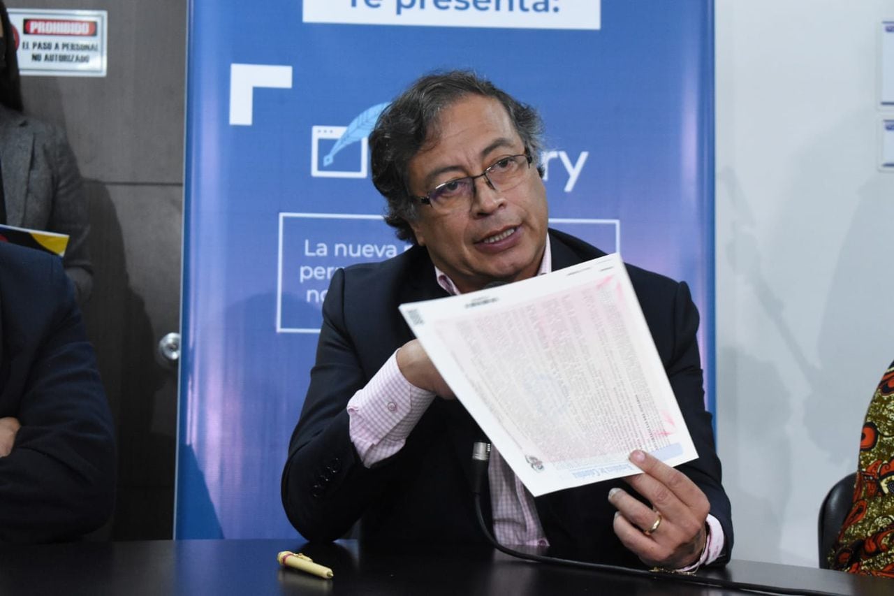 Gustavo Petro y Francia Márquez en la notaria firman documento de no expropiar
