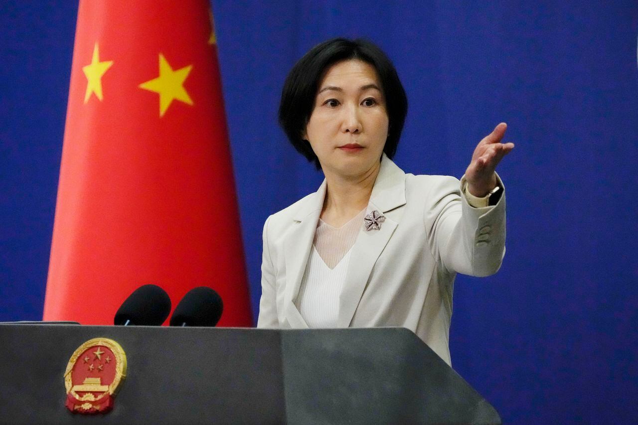 El portavoz del Ministerio de Relaciones Exteriores de China, Mao Ning, hace un gesto durante una sesión informativa diaria en la oficina del Ministerio de Relaciones Exteriores en Beijing