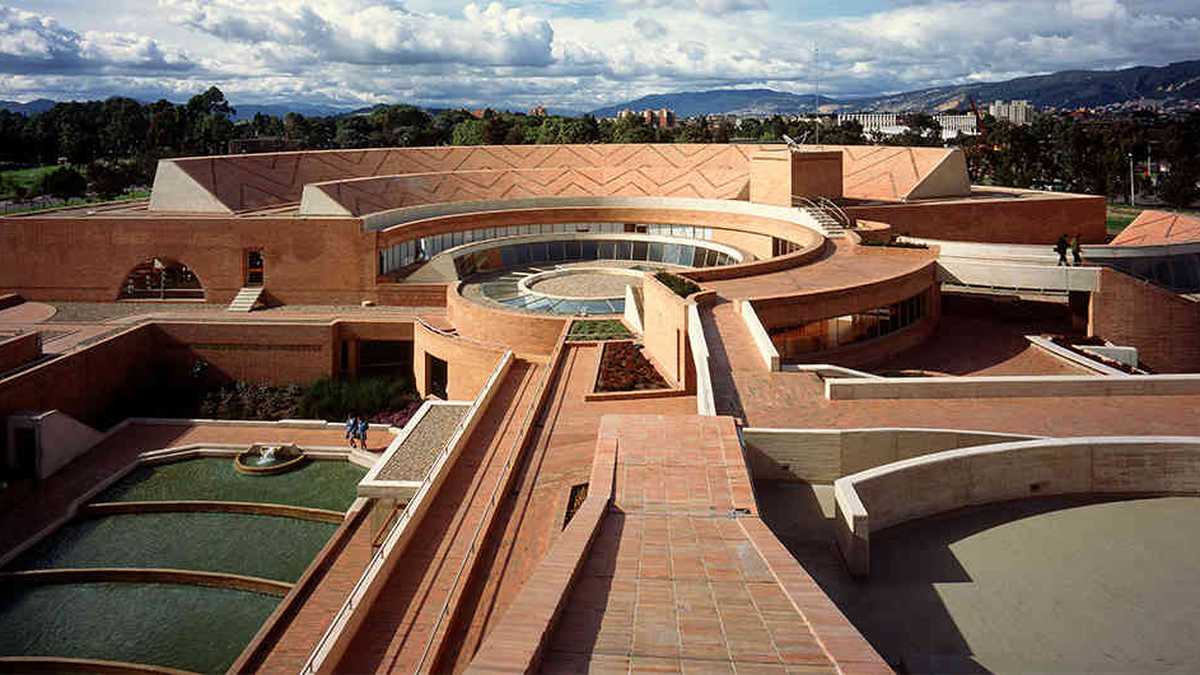 La construcción de la Biblioteca Virgilio Barco, diseñada por Rogelio Salmona, empezó en 1999 y culminó en 2001. Foto: Fundación Rogelio Salmona 