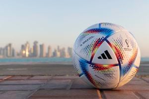 Esta imagen distribuida por la FIFA el 30 de marzo de 2022 muestra a Al Rihla (que significa "el viaje" en árabe), el balón oficial de la Copa Mundial de la FIFA Catar 2022.
