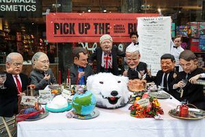 Los activistas usan máscaras que representan a los líderes mundiales sentados junto a un buffet que marca el proyecto de ley de emergencia climática y ecológica durante la Conferencia de las Naciones Unidas sobre el Cambio Climático (COP26), en Glasgow, Escocia, Gran Bretaña, el 5 de noviembre de 2021. Foto  REUTERS / Russell Cheyne.
