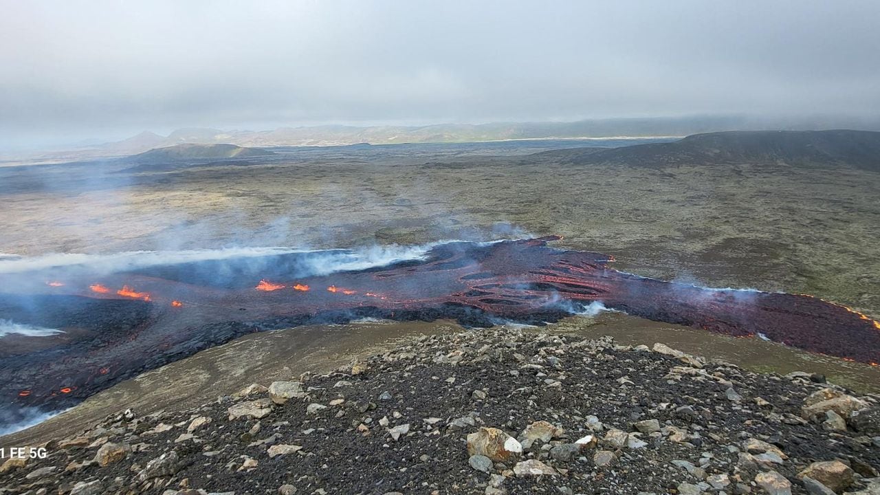 La lava fluye cuando un volcán entra en erupción en la península de Reykjanes, en el suroeste de Islandia, cerca de la capital Reykjavik, el 10 de julio de 2023