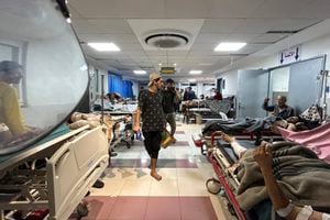 Hombres caminan mientras los pacientes descansan en el hospital Al-Shifa en la ciudad de Gaza el 10 de noviembre de 2023, en medio de las batallas en curso entre Israel y el movimiento palestino Hamás.