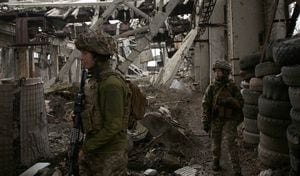 Soldados ucranianos ubicados en la frontera de su país con Rusia