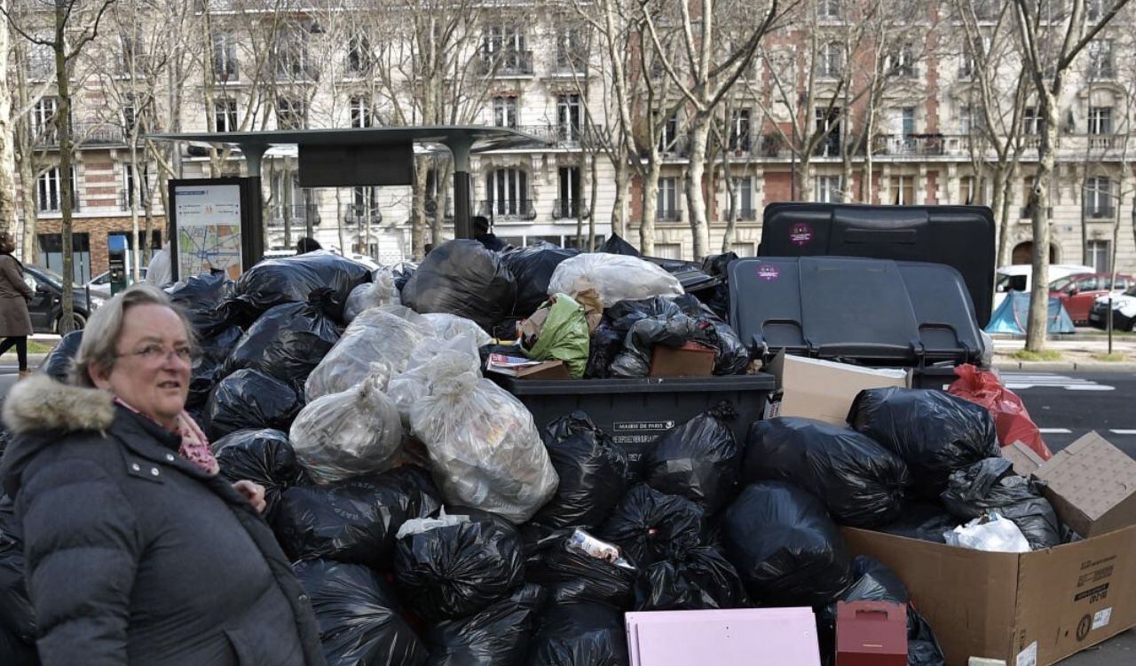 Los ciudadanos tienen que convivir con las basuras mientras caminan por las calles de París, Francia