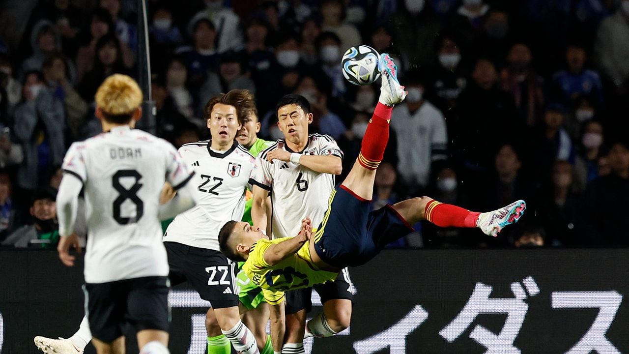 Rafael Santos Borré marca golazo de chilena ante Japón