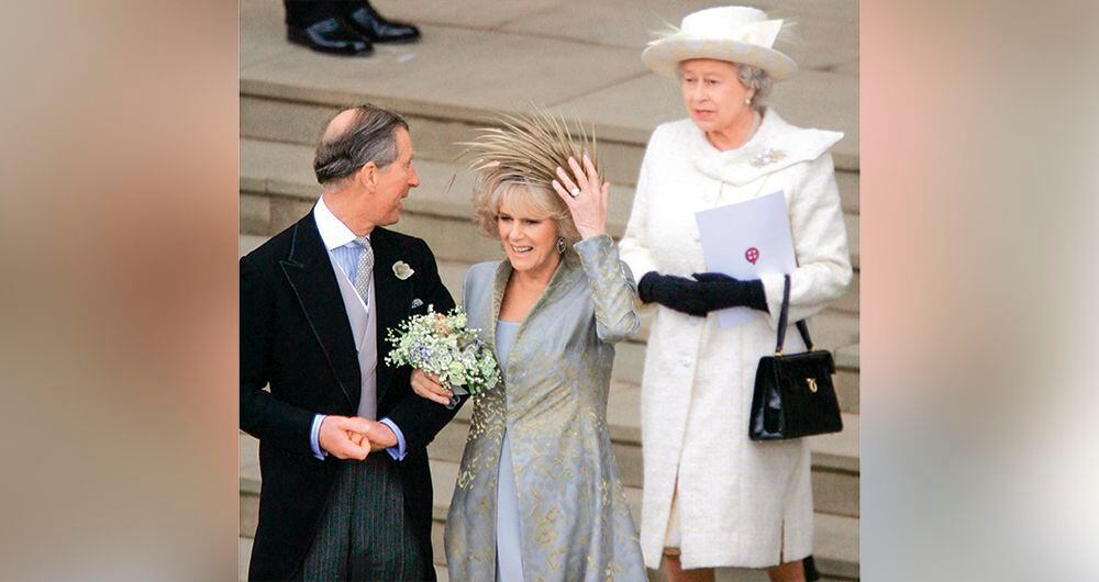 La boda, el 9 de abril de 2005. La reina estuvo por escasos diez minutos en la recepción. 