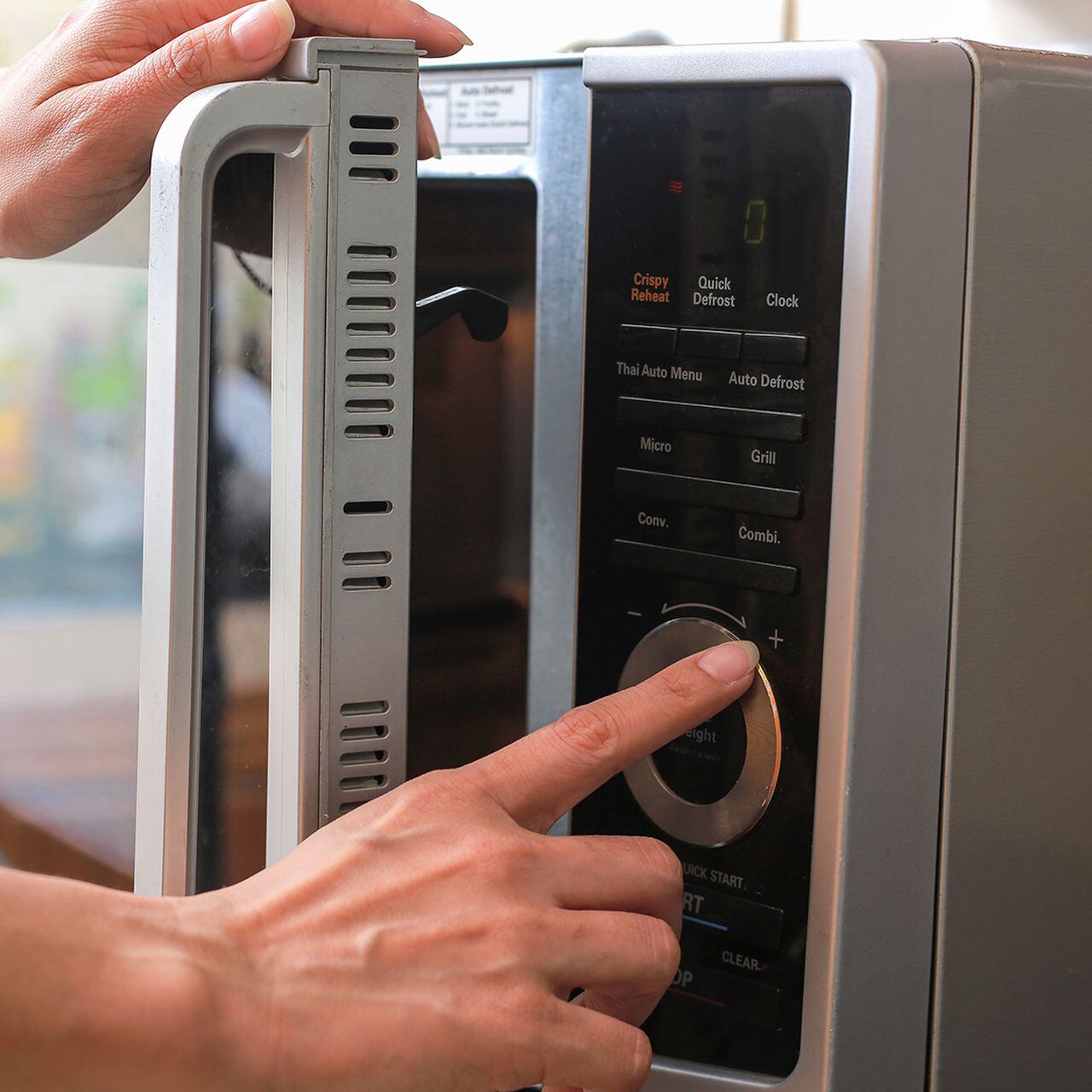 Las 12 cosas que no debes meter nunca en el microondas