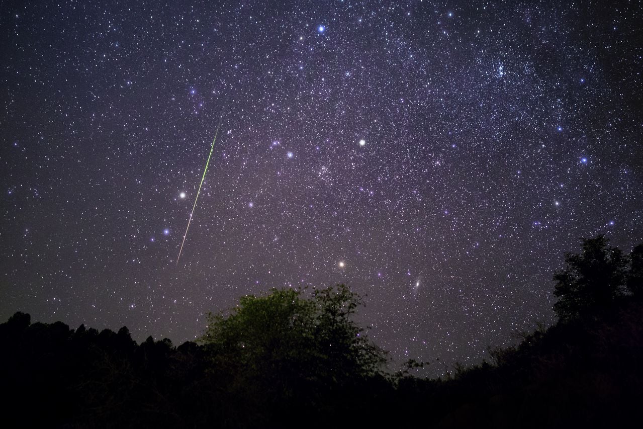 Meteorito brillante atravesando el cielo nocturno sobre Payson, Arizona, durante la lluvia de meteoros Leónidas.