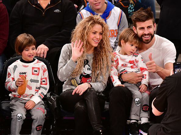 Shakira y Piqué junto a sus hijos, Sasha y Milan.