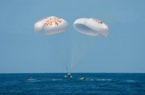 This handout photo courtesy of SpaceX released on April 25, 2022 on the Twitter account of Axiom Space, shows the crew Dragon capsule Endeavour splashes down in the Atlantic Ocean with the Axiom Space Ax-1 crew on April 25, 2022. - Three businessmen and a former NASA astronaut splashed down Monday off the Florida coast after spending two weeks aboard the International Space Station in a landmark mission for the commercial sector. (Photo by Handout / SPACEX / AFP) / RESTRICTED TO EDITORIAL USE - MANDATORY CREDIT "AFP PHOTO / SpaceX" - NO MARKETING - NO ADVERTISING CAMPAIGNS - DISTRIBUTED AS A SERVICE TO CLIENTS