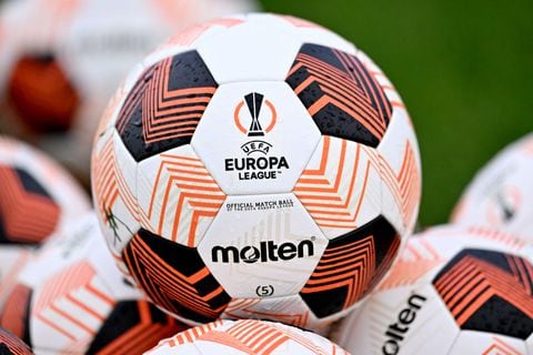 KIRKBY, ENGLAND - SEPTEMBER 20: (THE SUN OUT, THE SUN ON SUNDAY OUT) UEFA Europa League match ball during a training session at AXA Training Centre on September 20, 2023 in Kirkby, England. (Photo by Andrew Powell/Liverpool FC via Getty Images)