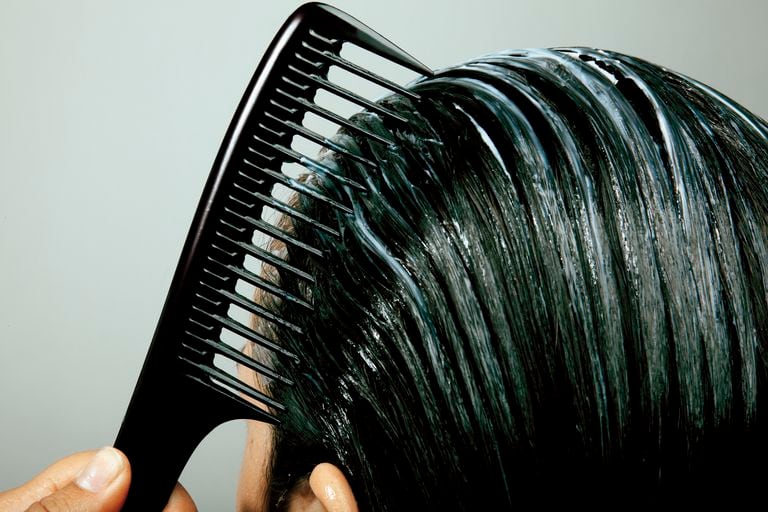 Los consejos de expertos en cuidado del cabello subrayan la importancia de observar las señales que nuestro cabello nos envía y ajustar nuestra rutina de cuidado en consecuencia, evitando tanto la falta como el exceso de hidratación.