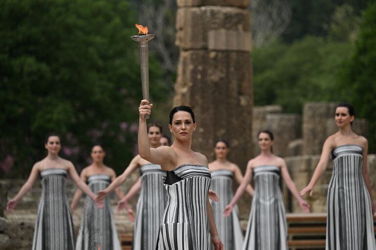 La llama de los Juegos de París-2024 es encendida en Olimpia