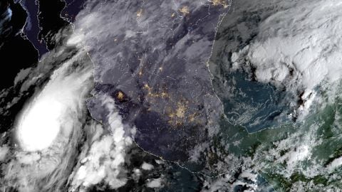 Esta imagen de satélite proporcionada por NOAA da cuenta de uno de los huracanes que ha puesto en alerta a México este año.