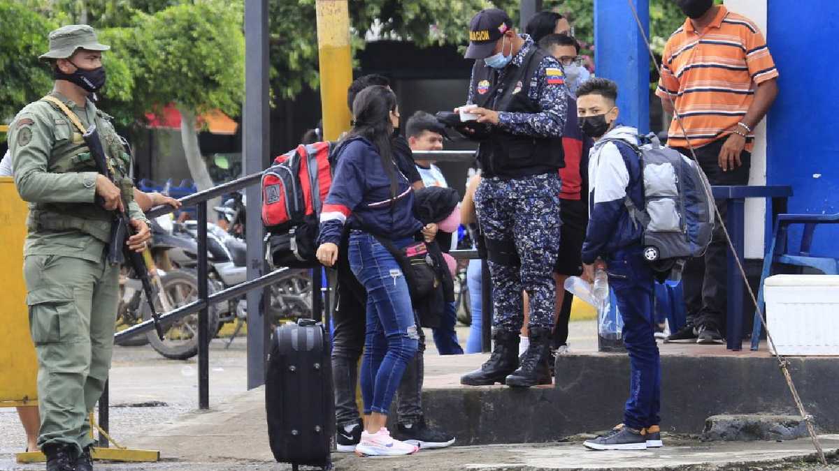Miembros de la Guardia Nacional Bolivariana custodiando la frontera entre Venezuela y Colombia