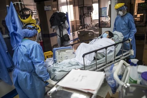 Trabajadores de la salud trasladan a un paciente de COVID-19, dentro de una UCI del Hospital Samaritana en Bogotá, Colombia. (AP Foto/Ivan Valencia)