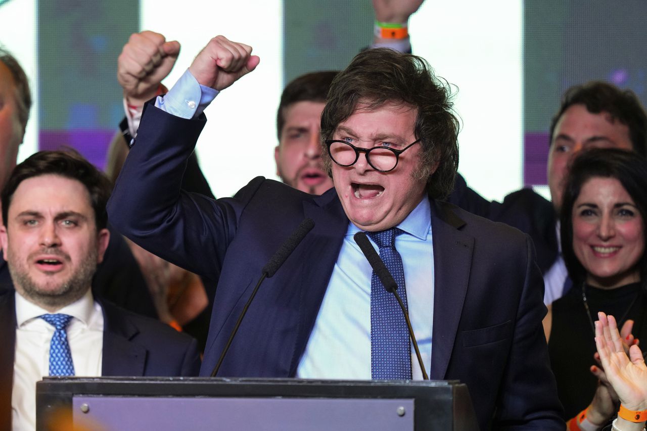 Javier Milei, candidato presidencial de la coalición Liberty Advances, habla en su sede de campaña después del cierre de las urnas para las elecciones generales en Buenos Aires, Argentina