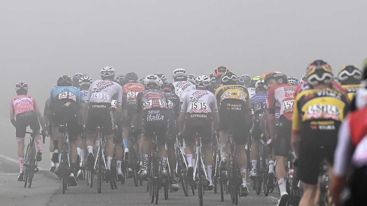 Athletes pedal through a thick fog during the 198 kilometer-7th stage of the cycling Giro D'Italia from Diamante to Potenza in southern Italy, Friday, May 13, 2022. (AP/Fabio Ferrari/LaPresse)