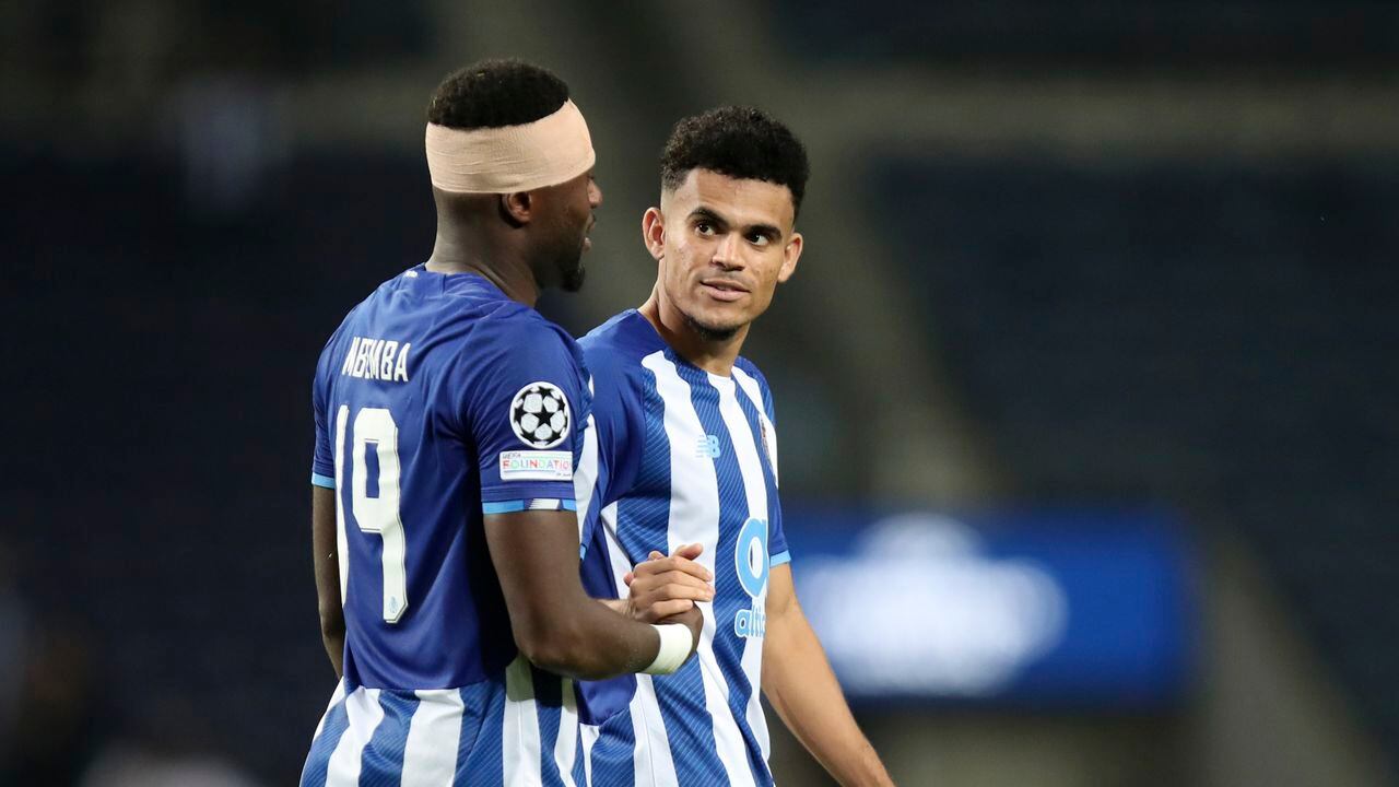 Porto's Luis Diaz shakes hands with Chancel Mbemba, left, at the end of the Champions League group B soccer match between FC Porto and AC Milan at the Dragao stadium in Porto, Portugal, Tuesday, Oct. 19, 2021. Diaz scored the goal in Porto's 1-0 win. (AP Photo/Luis Vieira)
