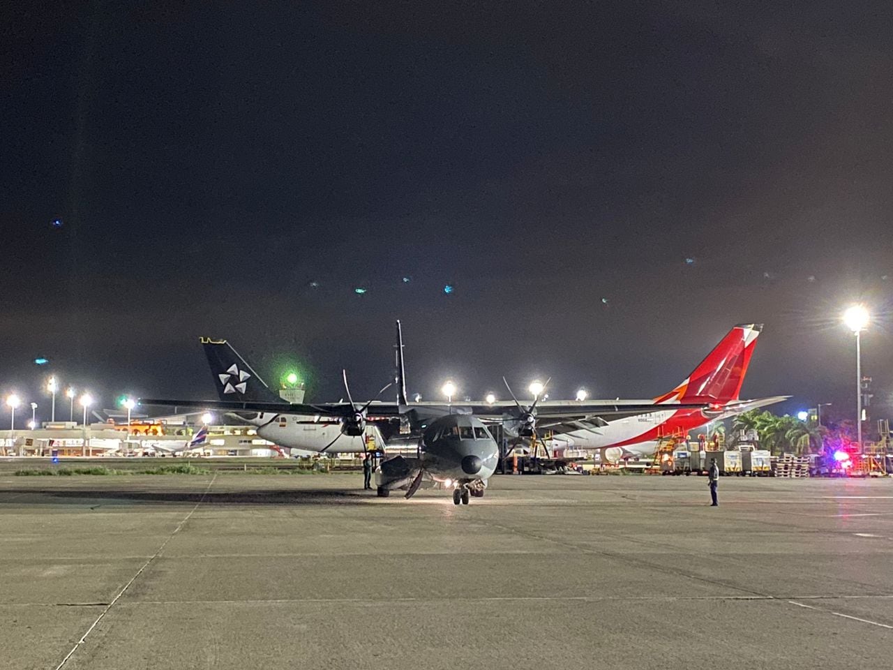 El avión en el que llegó el presidente Gustavo Petro a Colombia para atender la emergencia humanitaria en Cauca.