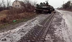 La foto muestra un tanque ucraniano destruido a las afueras de la ciudad de Mariúpol, donde las fuerzas militares rusas han retomado la ofensiva