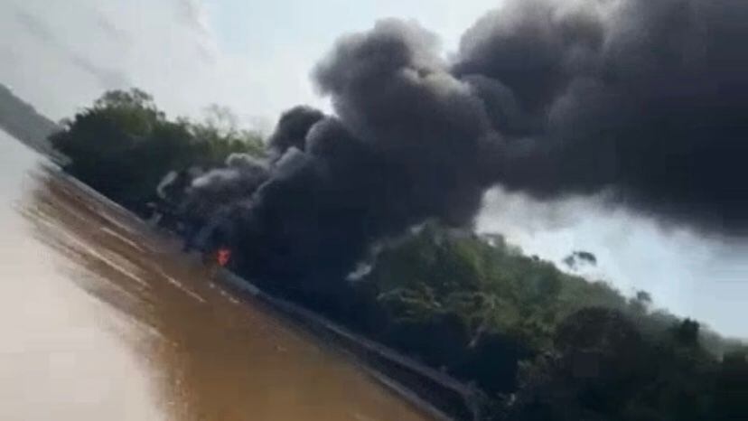 Fuerza Pública quemó draga en el río Nechí.