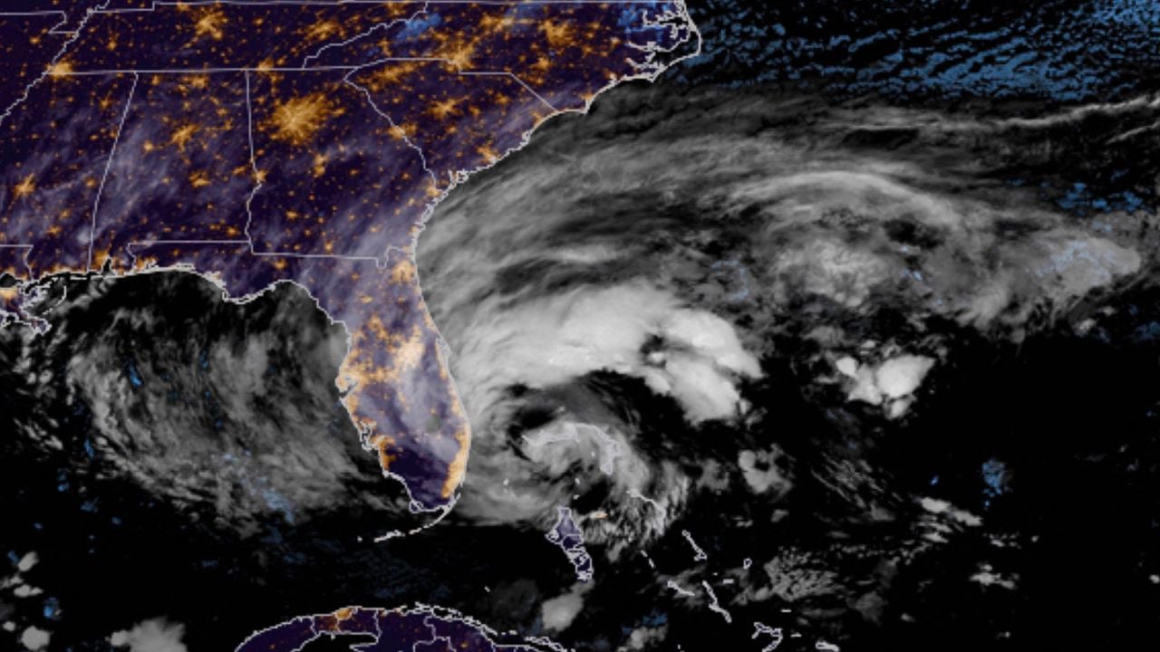 Imagen satelital de la llegada del huracán Nicole a Estados Unidos