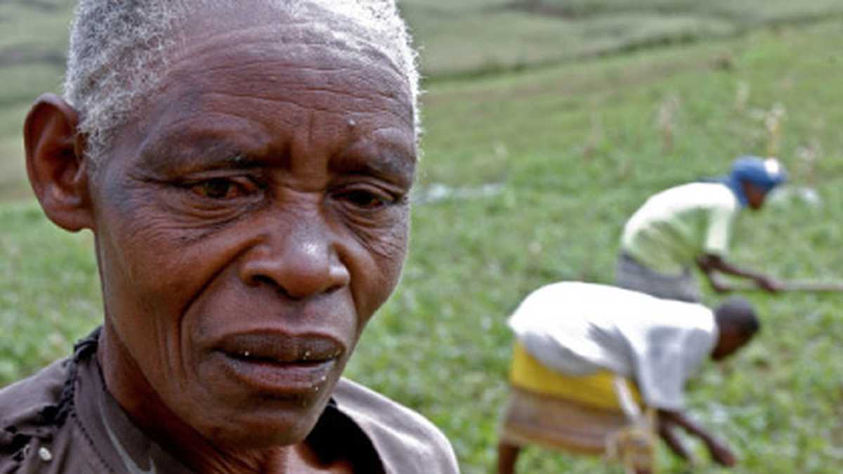 Un campesino en Ruanda. África concentra más de 70 por ciento de las compras masivas de tierras.