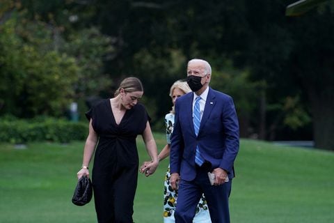 El presidente estadounidense Joe Biden, la primera dama estadounidense Jill Biden y su nieta Naomi Biden caminan desde el helicóptero Marine One en el Jardín Sur hasta la Casa Blanca en Washington, Estados Unidos
