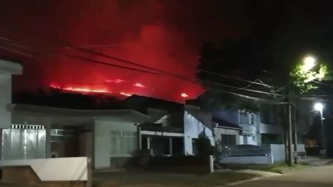 Incendio amenaza las casa del norte de la ciudad.