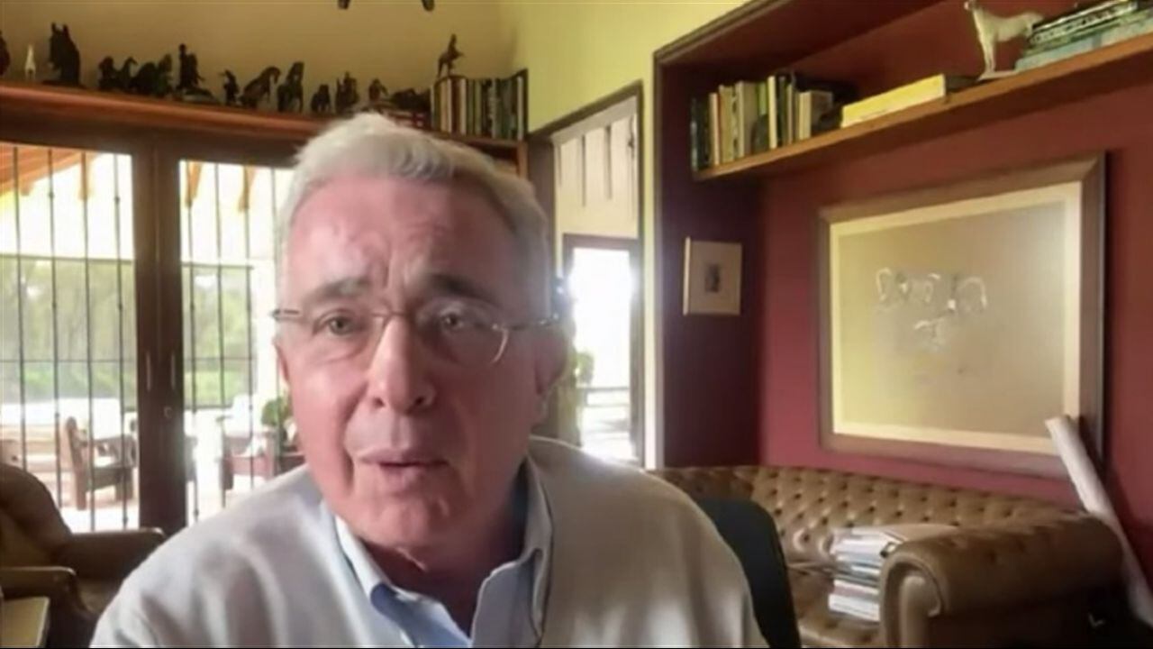 El expresidente Álvaro Uribe en entrevista con Vicky en SEMANA
