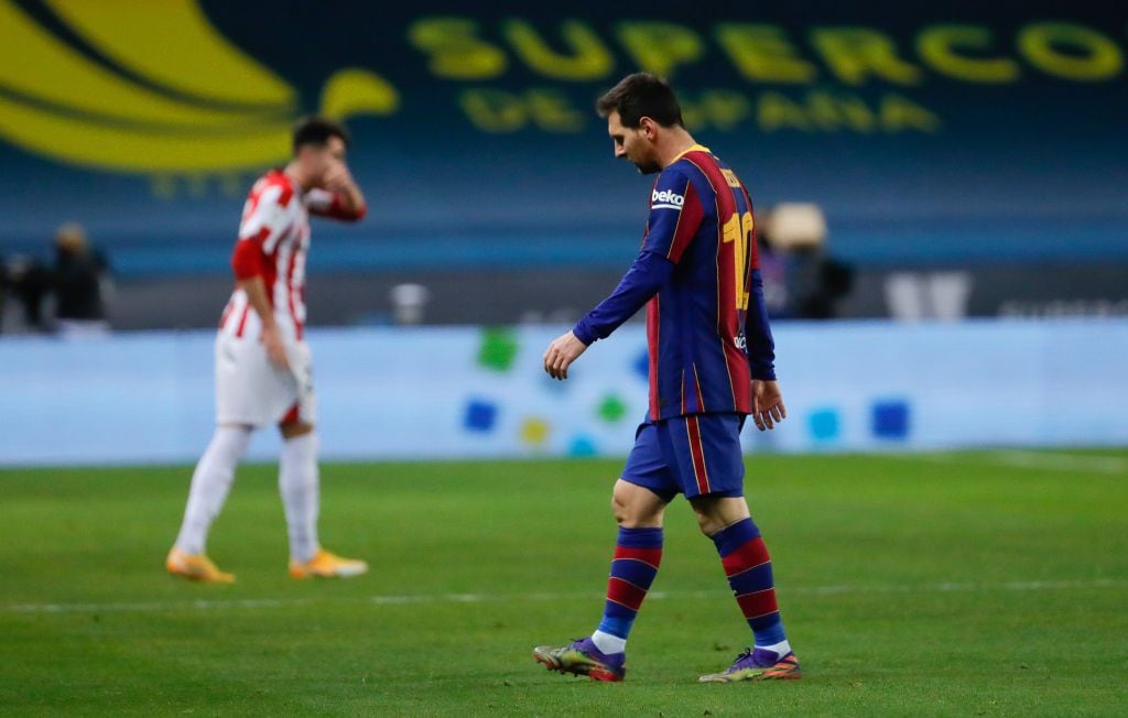 Messi fue expulsado por primera vez en su carrera con la camiseta del Barcelona; el argentino le lanzó un manotazo a un rival.
