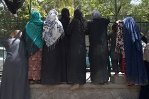 Miles de mujeres se han desplazado para huir del régimen talibán (Photo by WAKIL KOHSAR / AFP)