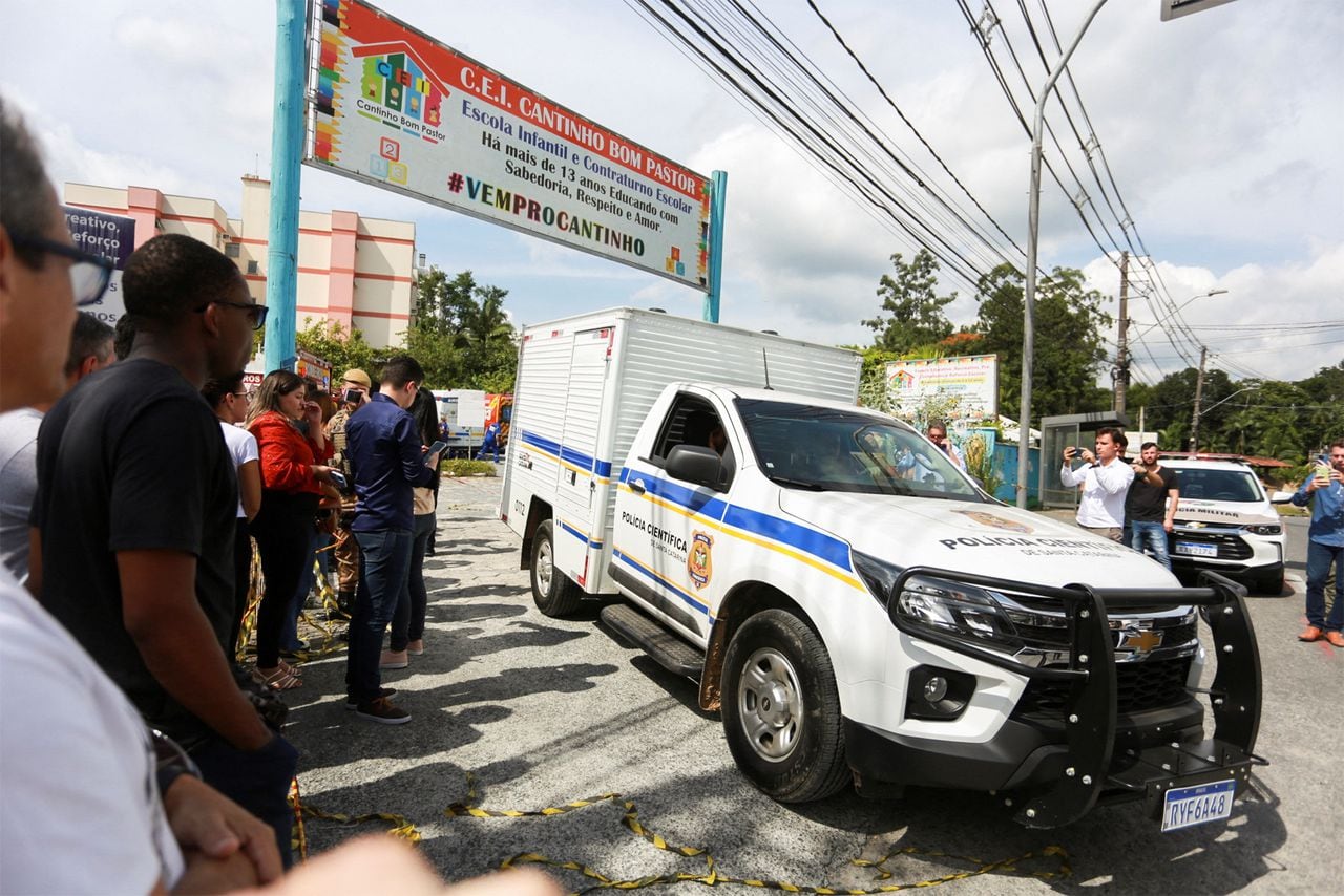 Un automóvil con técnicos forenses sale de una escuela preescolar después de que un hombre de 25 años atacara a niños, matando a varios e hiriendo a otros, según la policía local y el hospital, en Blumenau, en el estado de Santa Catarina