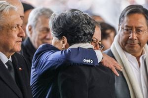 El presidente de Colombia, Gustavo Petro, abraza a la senadora Isabel Allende.