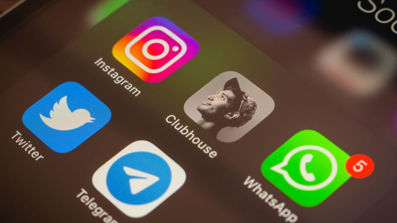 En esta ilustración fotográfica, los íconos de las aplicaciones de Instagram, Clubhouse, WhatsApp, Twitter y Telegram que se ven en la pantalla de un teléfono inteligente.