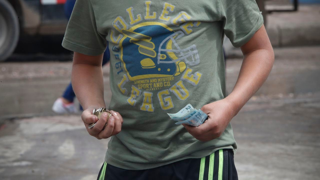 Niños trabajando 
Bogotá junio 17 del 2021
Foto Guillermo Torres Reina /Semana