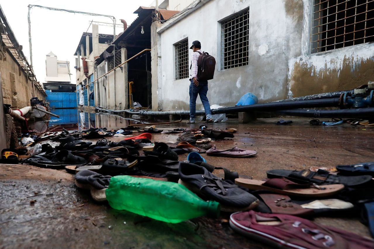 Una vista del sitio de una fábrica con un montón de calzado después de una estampida durante la distribución de comida, en Karachi, Pakistán.