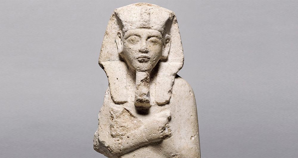 Akenatón, padre de Tutankamón, vio muchas de sus estatuas vandalizadas. El pueblo asoció su mandato con cambios radicales y un rechazo al politeísmo, que no le perdonaron.