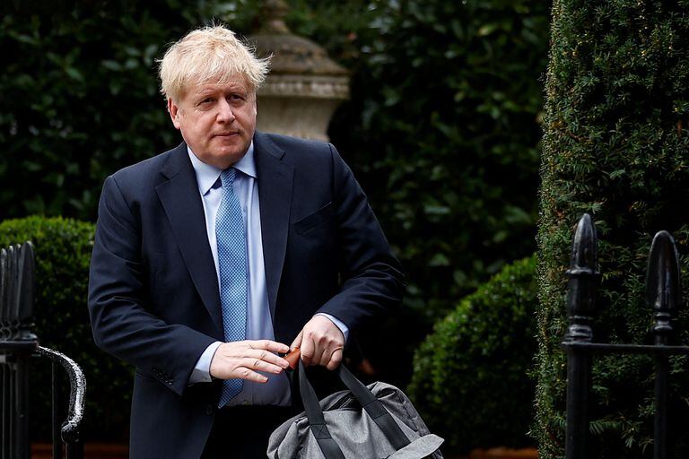El ex primer ministro británico Boris Johnson camina fuera de su casa, en Londres, Gran Bretaña y se dirige al Parlamento Británico