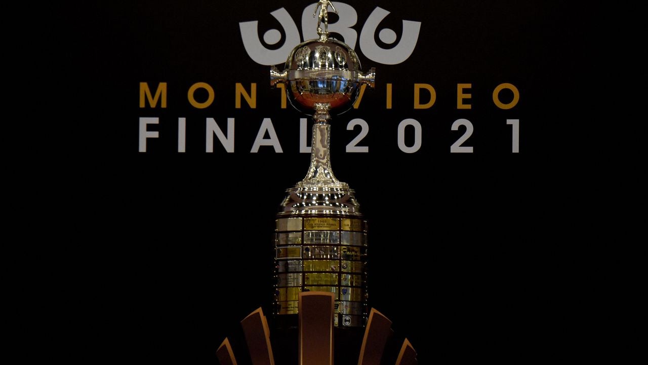 The Copa Libertadores trophy is exhibited at the SODRE theater in Montevideo on November 24, 2021, ahead of the All Brazilian Copa Libertadores final football betweeen Flamengo and Palmeiras to take place in Montevideo on November 27. (Photo by PABLO PORCIUNCULA / AFP)