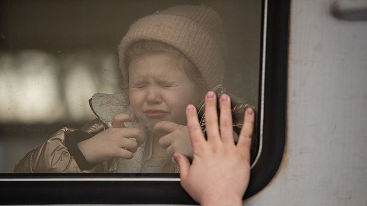 Una niña llora mientras se despide de su padre en la estación de Lviv, Ucrania.