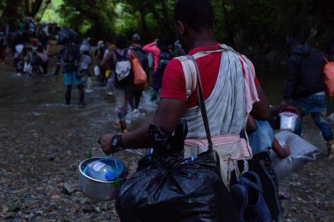 Cruce de migrantes por el Tapón del Darién.