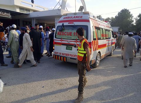 En esta foto proporcionada por Rescue 1122 Head Quarters, una ambulancia transporta a personas heridas luego de la explosión de una bomba durante un mitin político en el distrito de Bajur de Khyber Pakhtunkhwa, Pakistán, el domingo 30 de julio de 2023.