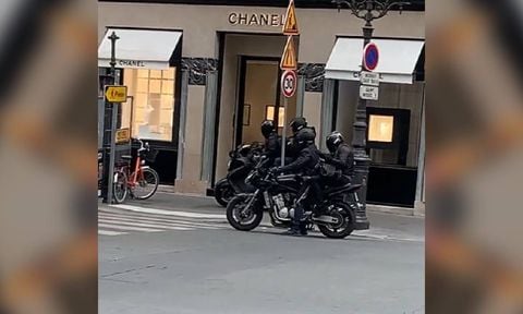 Cuatro hombres fuertemente armados protagonizan millonario robo en tienda de Chanel en París.