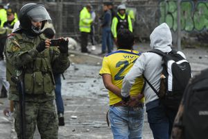 Viernes de fuertes choques entre manifestantes y fuerza pública en Ecuador. (Photo by Rodrigo BUENDIA / AFP)